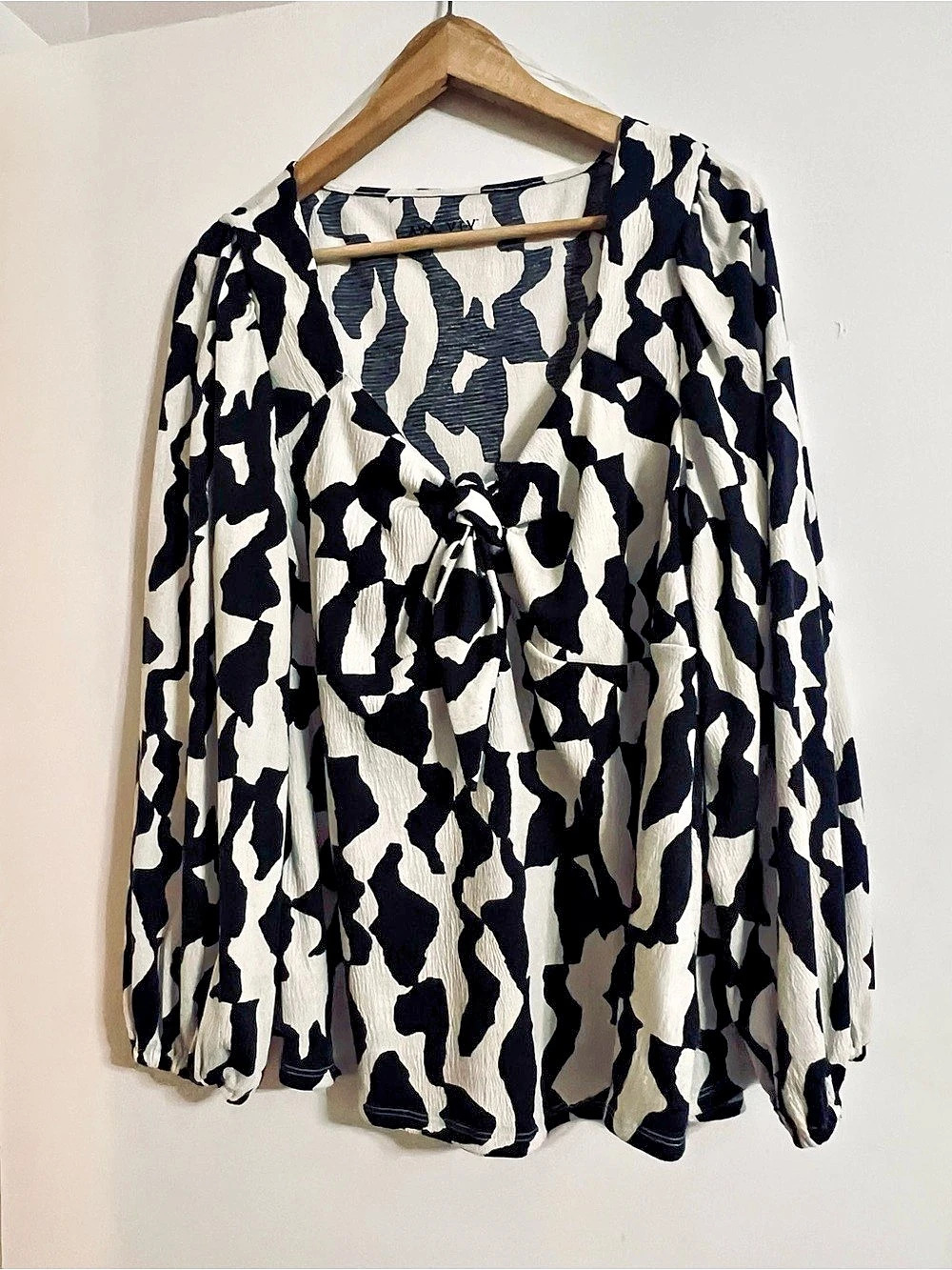 AVAVIVY Abstract Tie Front Blouse in Black & White Size XXL